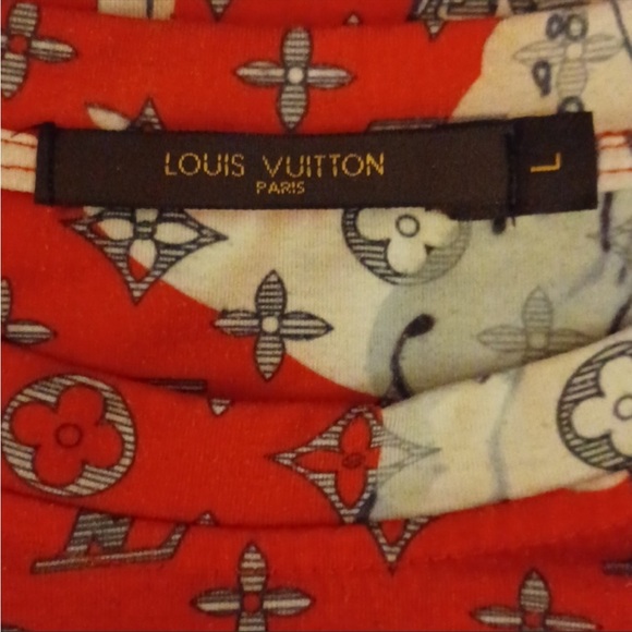 Red Lui V shirt ❗️fits like M or S contrary to what the tag says - Picture 6 of 8